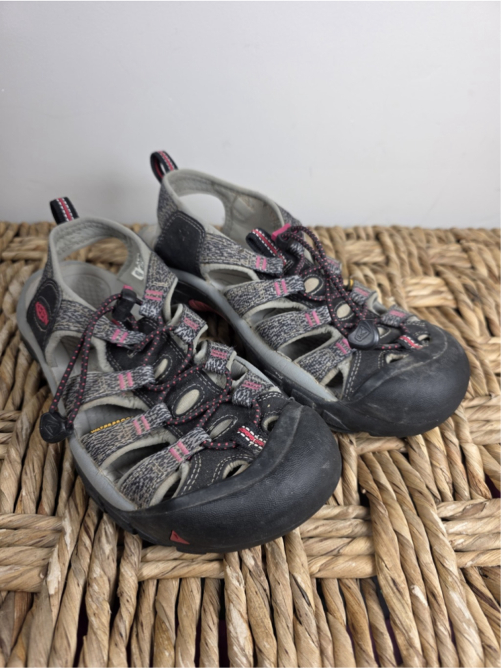 KEEN Newport H2 Womens 8.5 Gray Pink Waterproof Hiking Water Sport Sandals